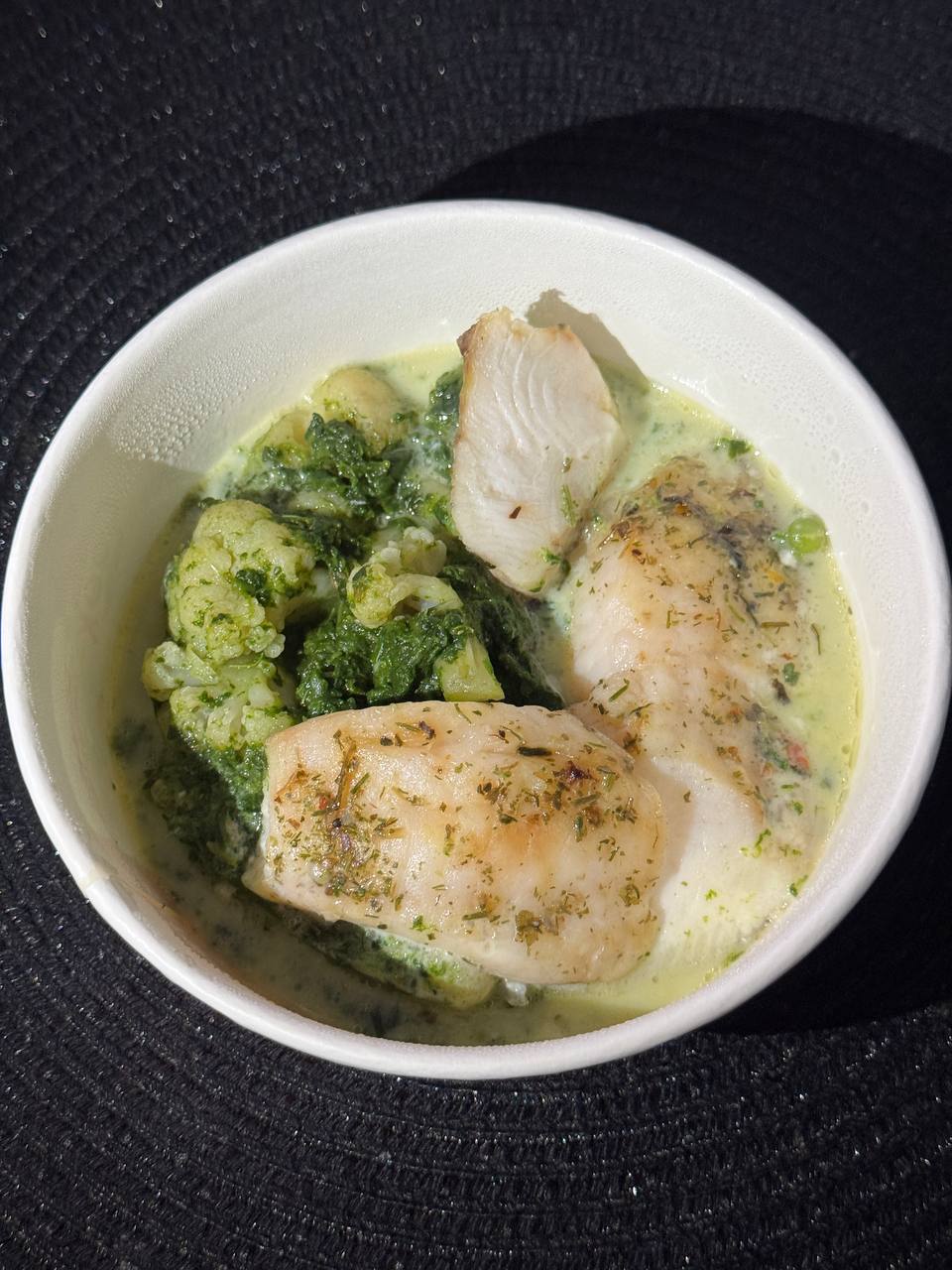 Риба святого Петра зі шпинатом та соусом горгонзола