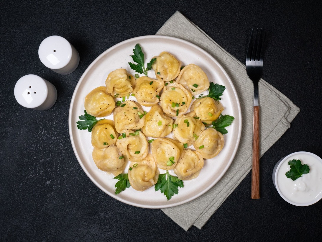 Pelmeni (Maultaschen) mit Huhn auf Maismehl