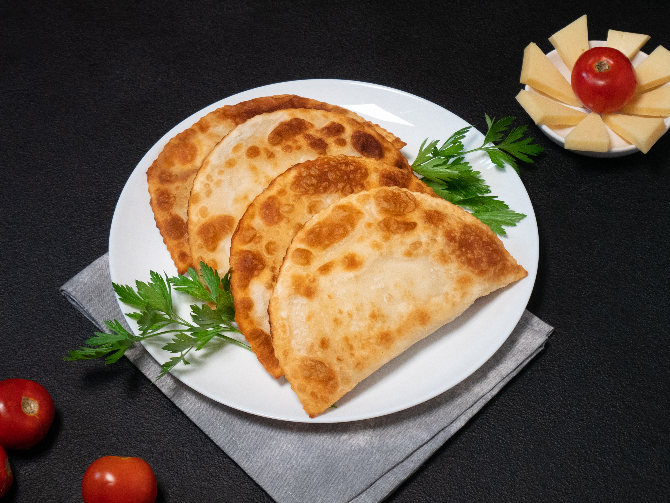 Tschebureki (Fleischtaschen) mit Schweinefleisch, Käse und Tomaten