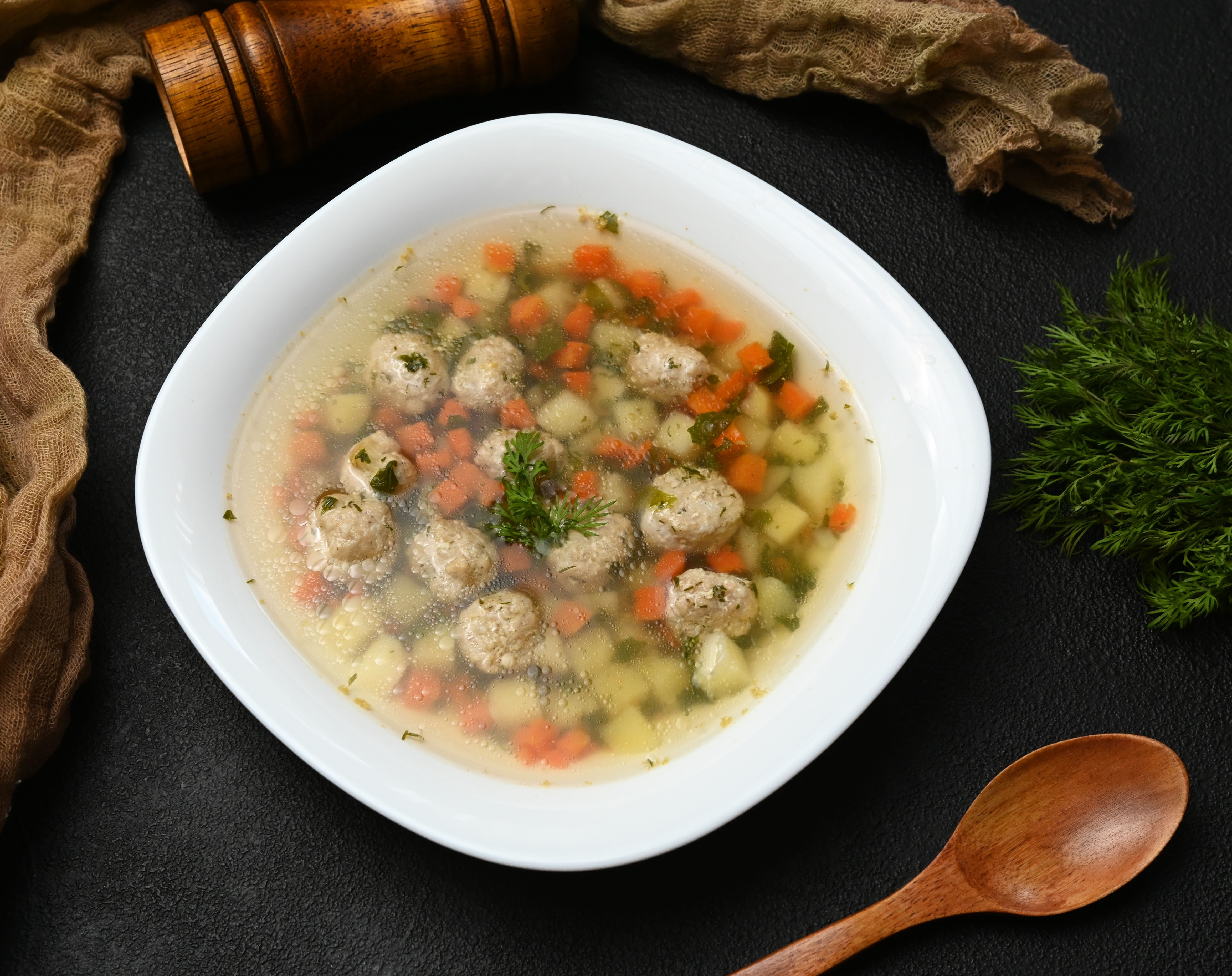 Suppe mit Fleischbällchen