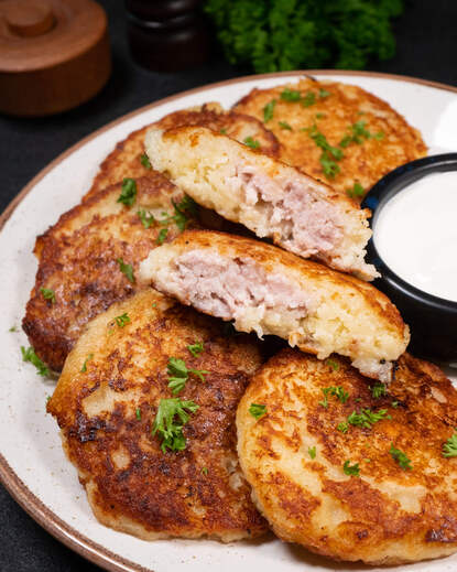 Deruny (Kartoffelpuffer) mit Fleisch