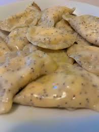 Макові вареники з яблуком та корицею