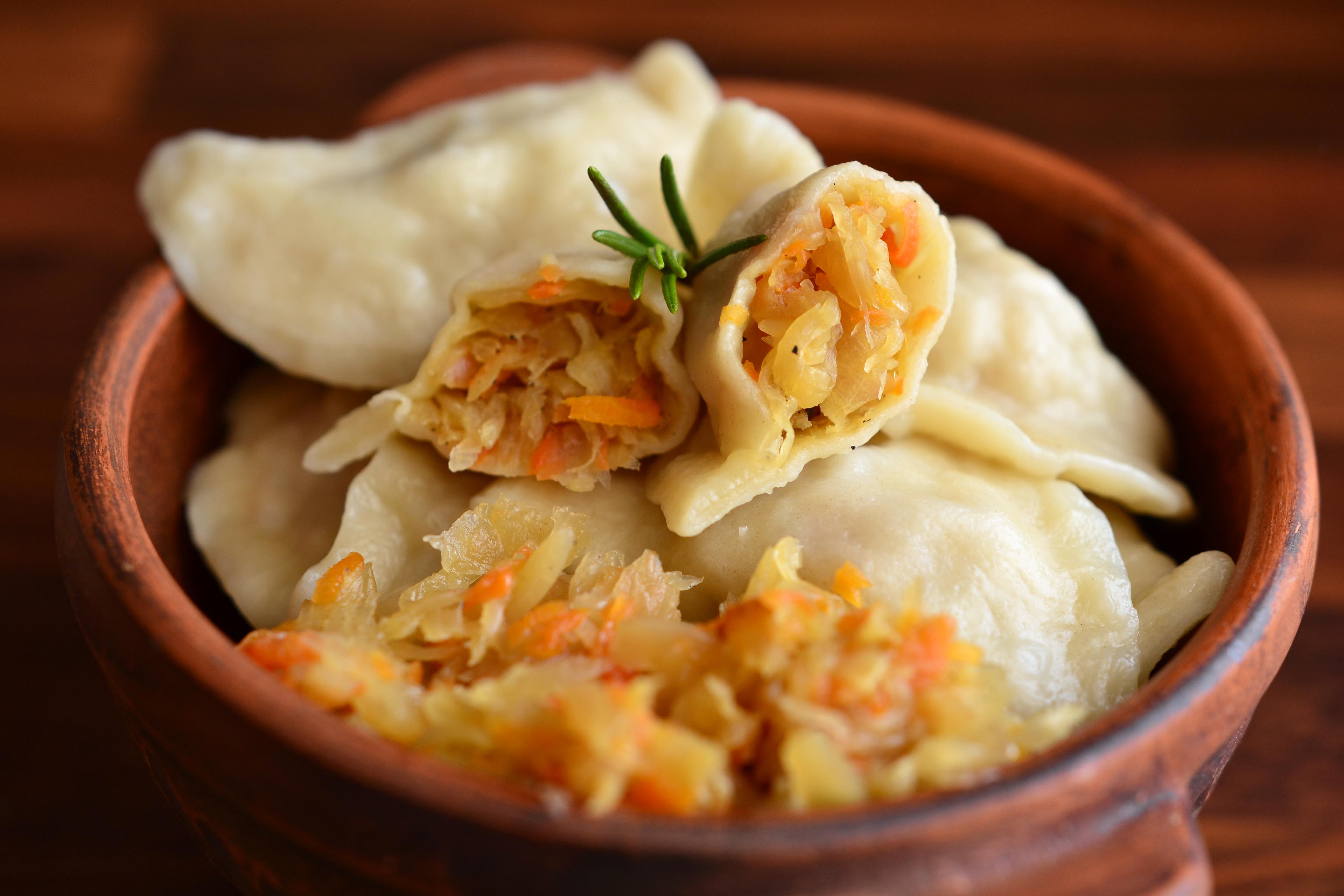 Wareniki (Teigtauschen) mit Kohl und Steinpilzen