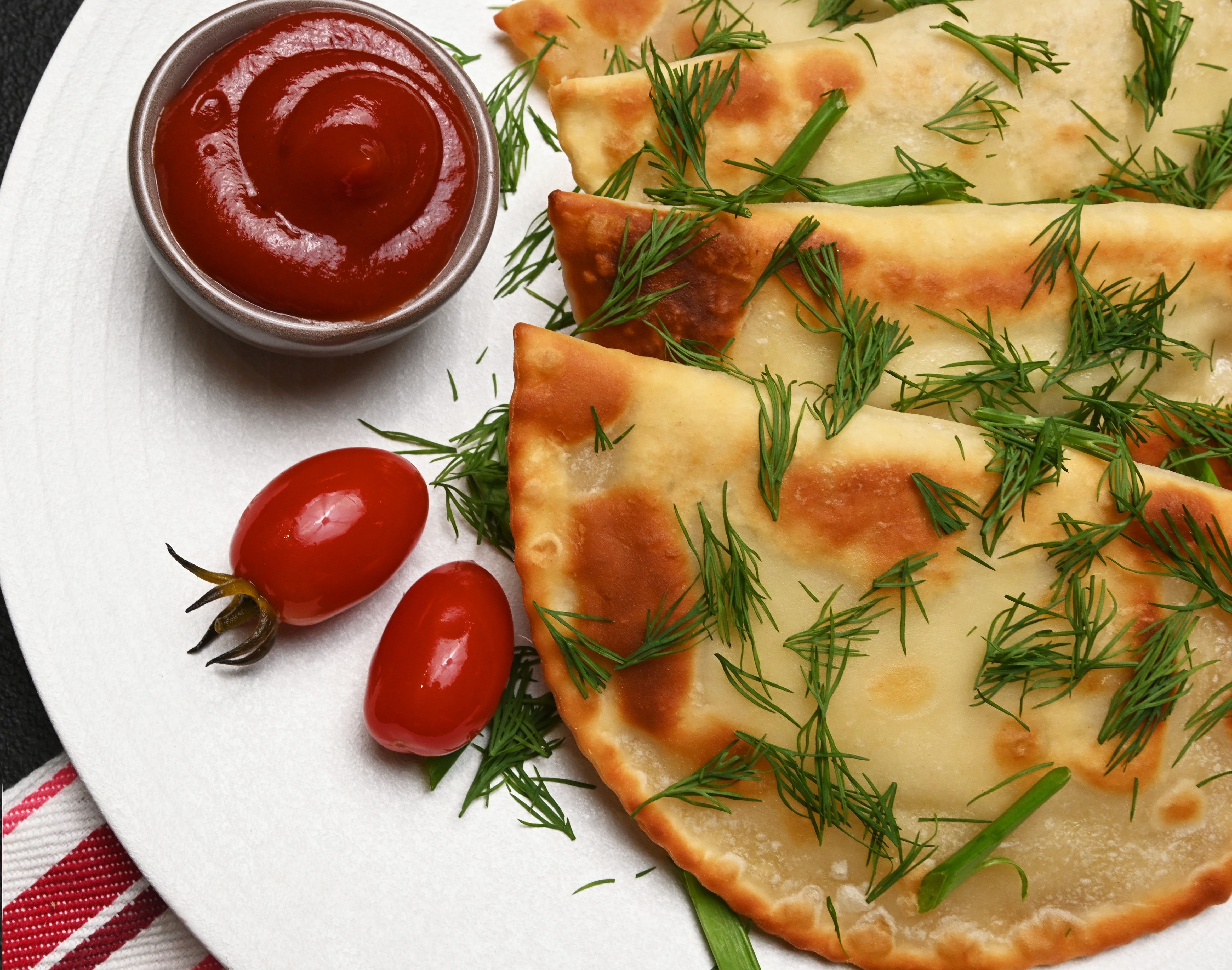 Tschebureki (Fleischtaschen) mit Fisch