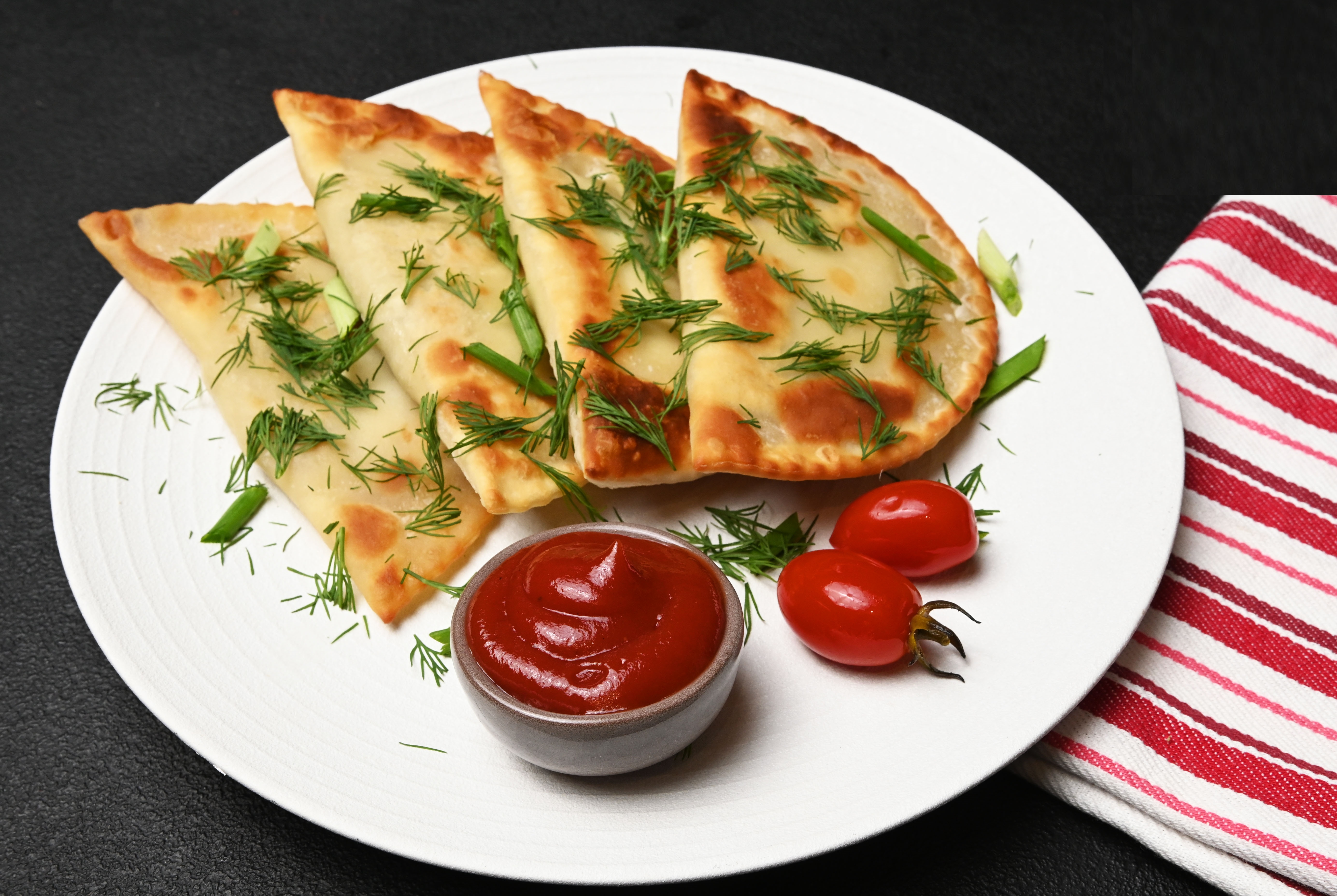 Tschebureki (Fleischtaschen) mit Schweinefleisch