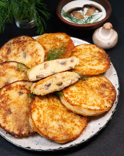 Mushroom potato fritters (Deruny)