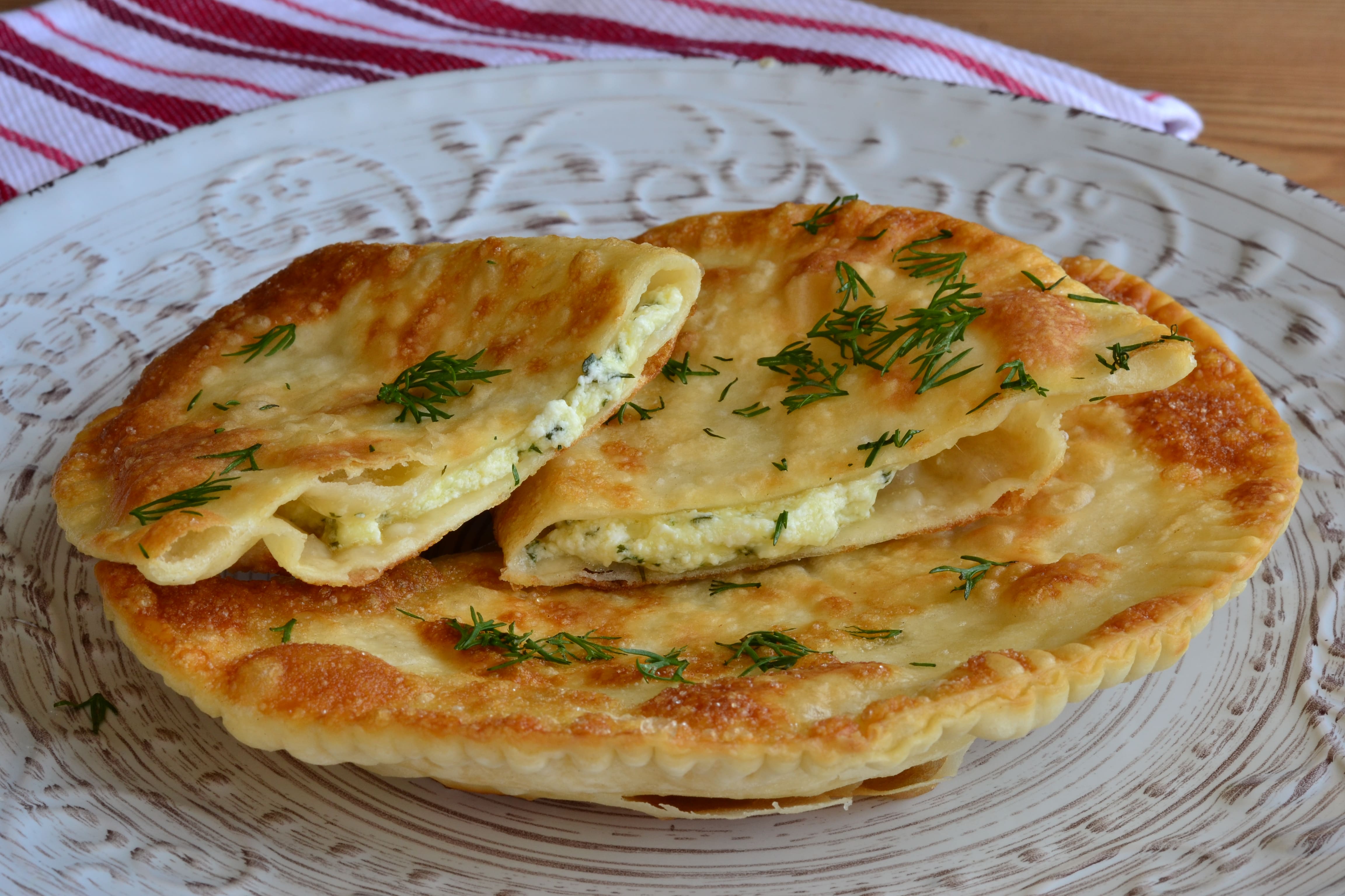 Čebureki ar sieru un zaļumiem