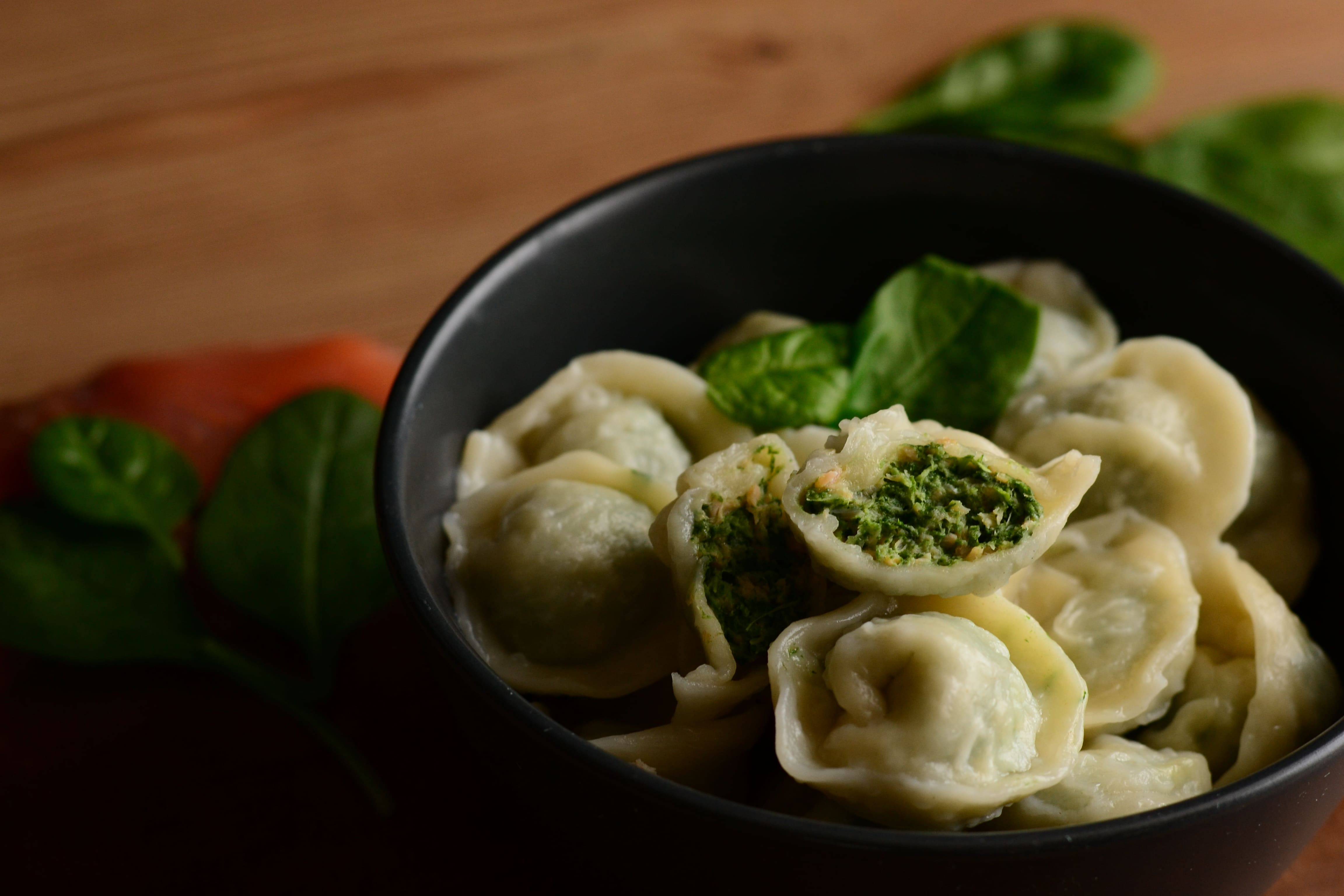 Pelmeni (Maultaschen) mit Lachs und Spinat