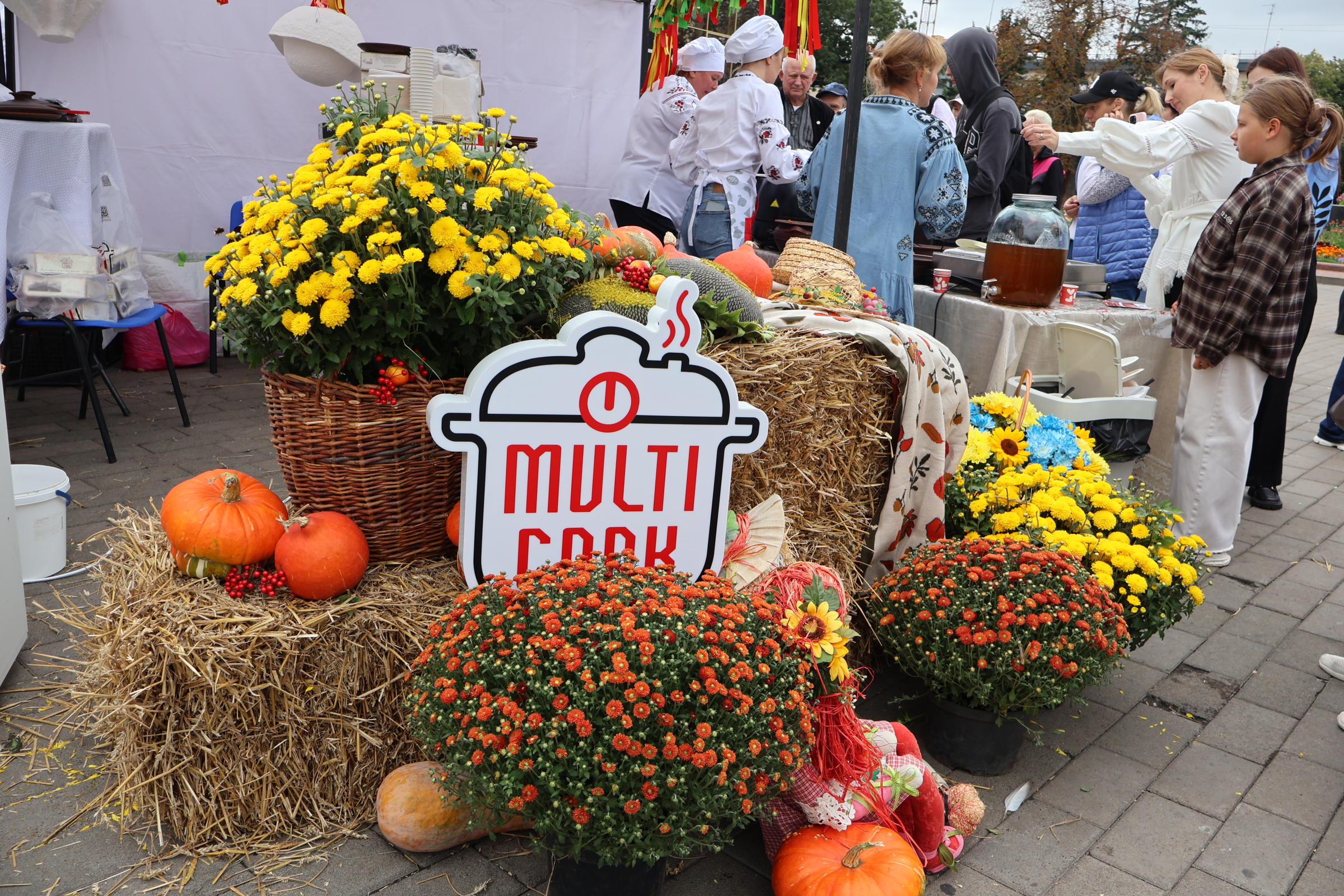 У ДЕНЬ МІСТА “MULTI COOK” частував ВАРЕНИКАМИ та презентував РАВІОЛІ з українською душею (відео)