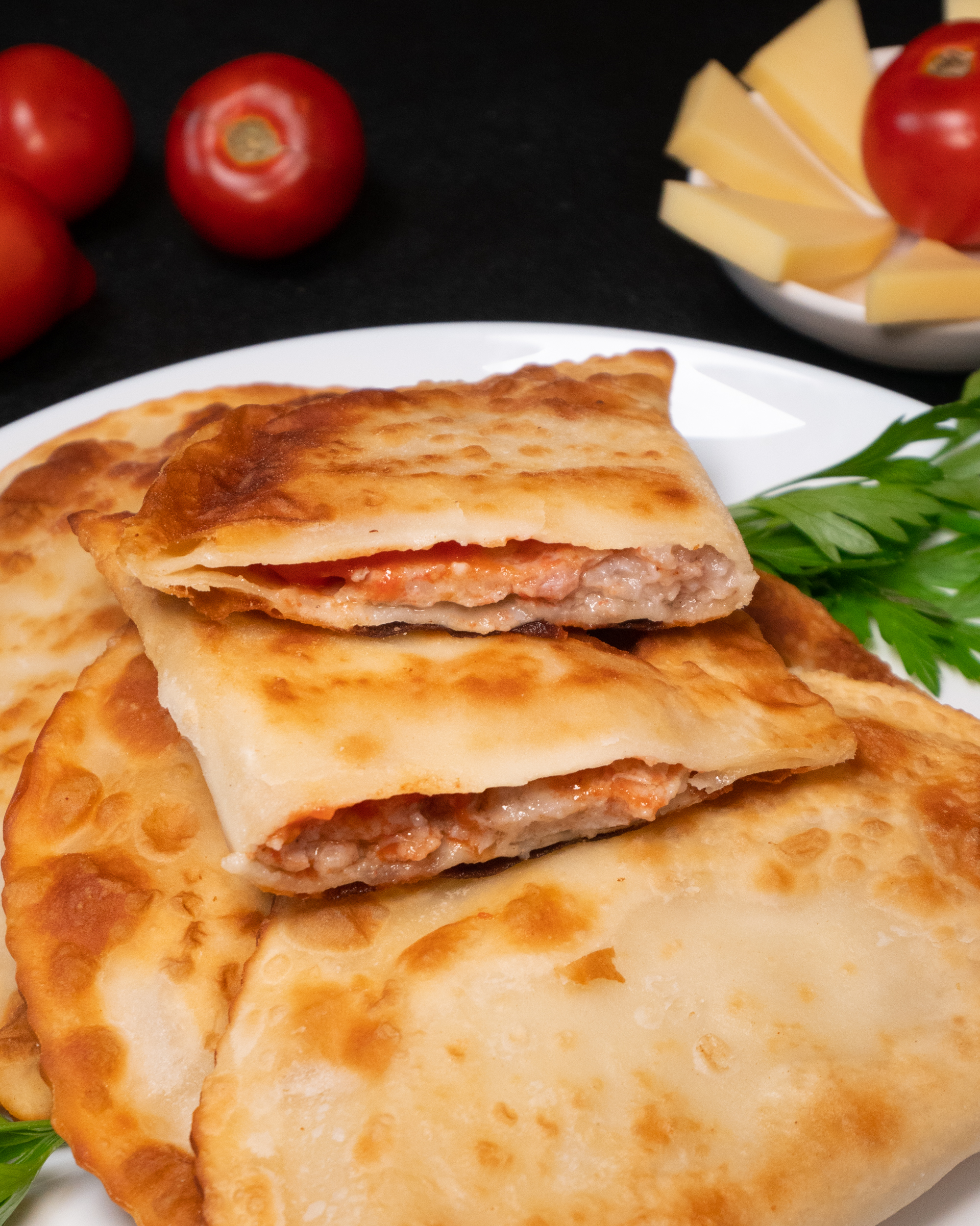 Tschebureki (Fleischtaschen) mit Schweinefleisch, Käse und Tomaten