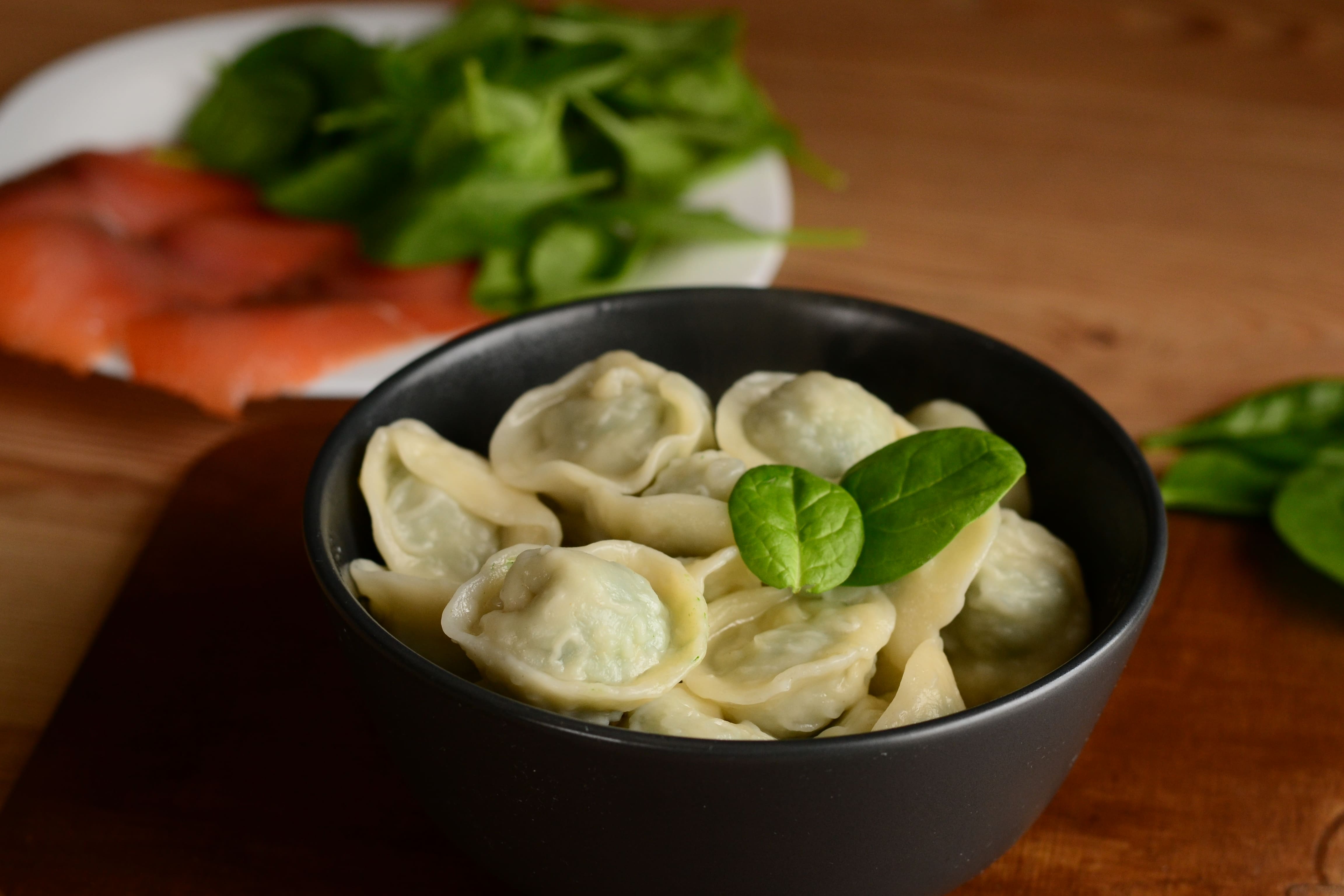 Pelmeni (Maultaschen) mit Lachs und Spinat