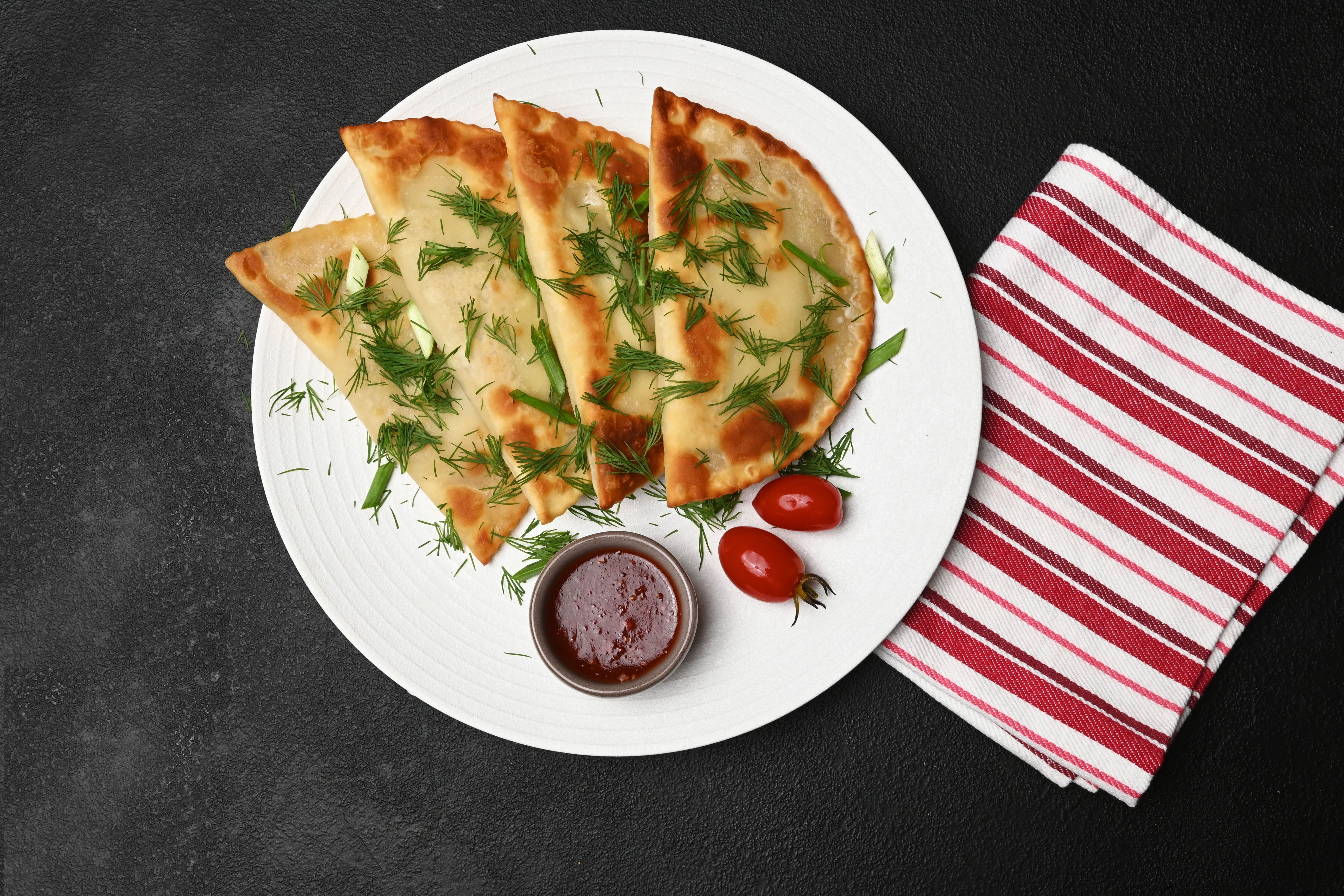 Tschebureki (Fleischtaschen) mit Schweinefleisch