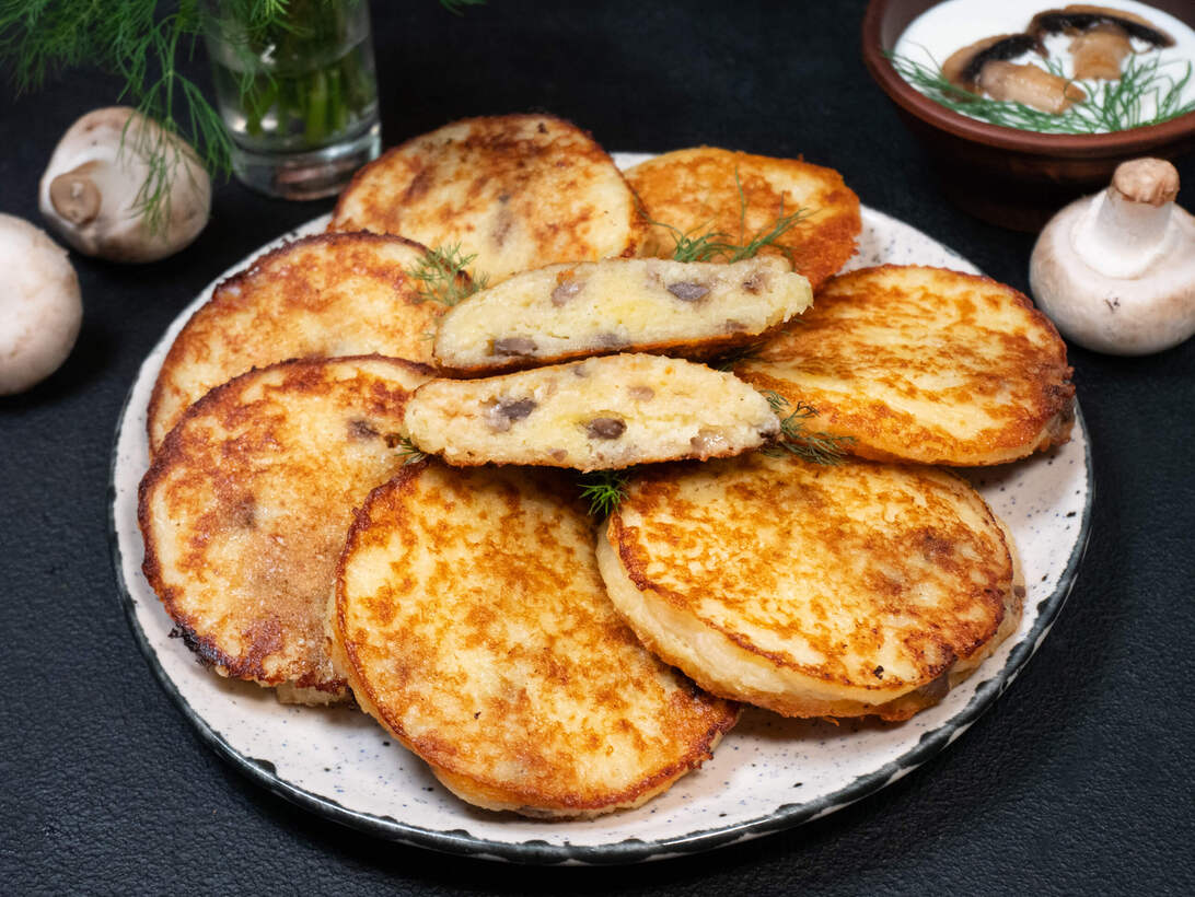 Mushroom potato fritters (Deruny)