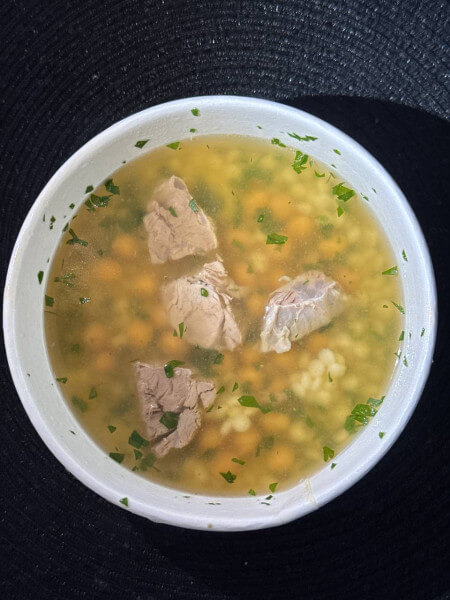 Бульйон з телятиною та нутом