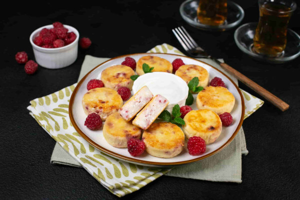 Бейбі сирнички на перепелиних яйцях з малиною