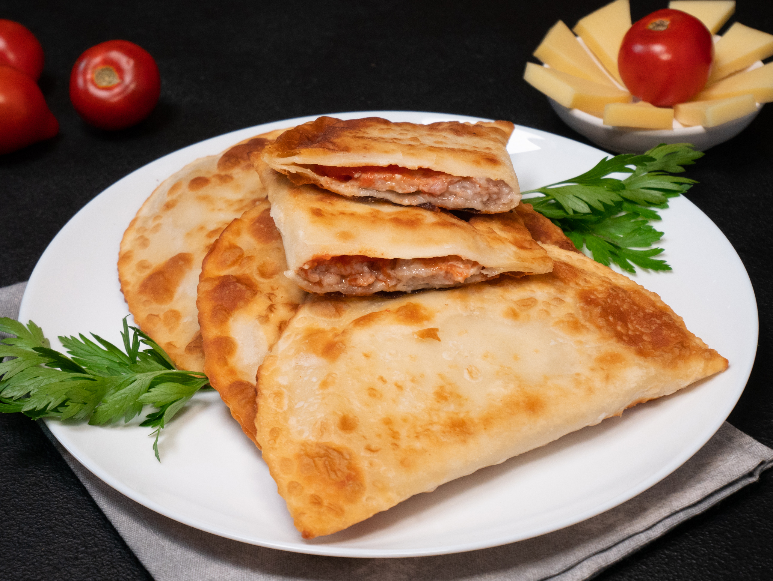 Tschebureki (Fleischtaschen) mit Schweinefleisch, Käse und Tomaten