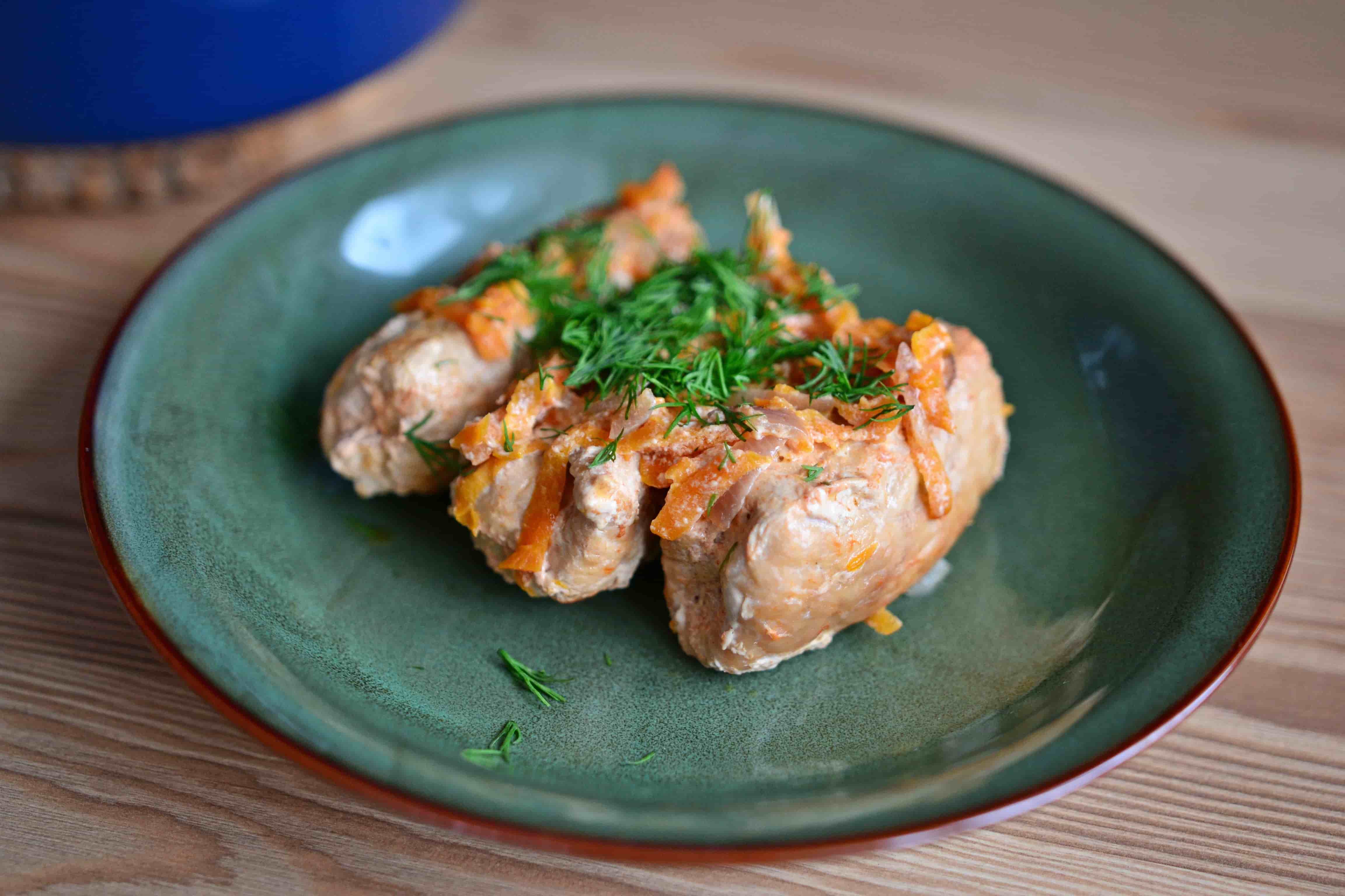 Крученики зі свинини з чорносливом та беконом