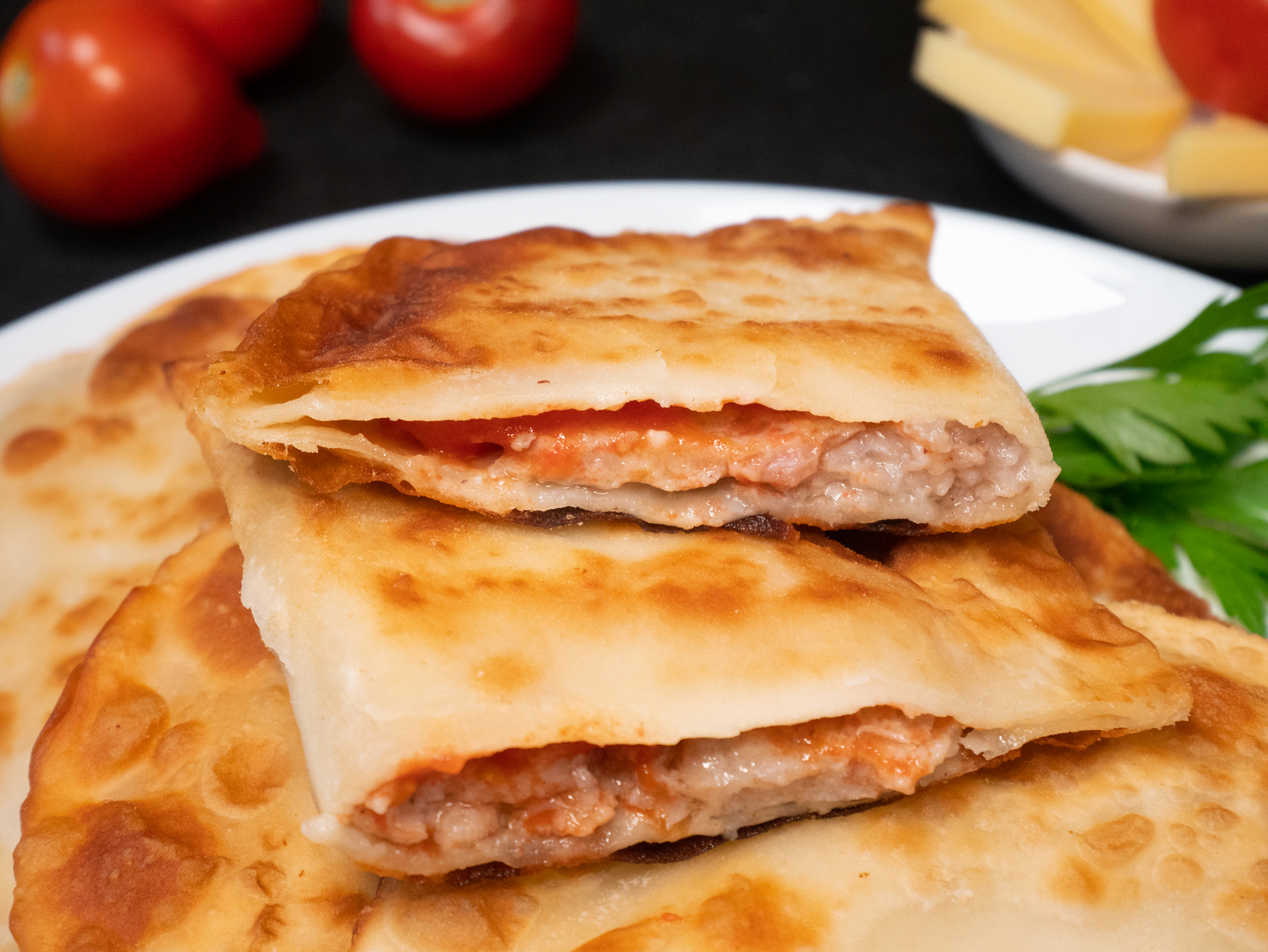 Tschebureki (Fleischtaschen) mit Schweinefleisch, Käse und Tomaten