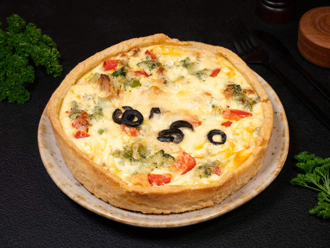 Кіш з печеною куркою та овочами